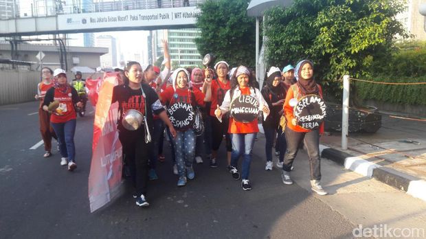 Massa PRT berjalan menuju Patung Kuda. 