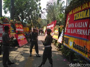 May Day, Wisata Karangan Bunga Ahok di Balai Kota Ditutup