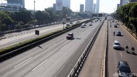 Jalan Gatot Subroto lengang karena bertepatan dengan hari libur nasional untuk memperingati May Day.