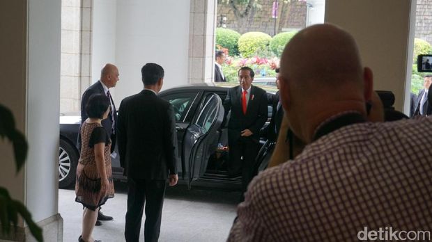 Chief Executive Hong Kong Leung Chun-ying sambut Presiden Jokowi / 