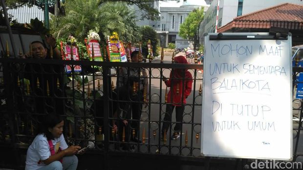 May Day, Wisata Karangan Bunga Ahok di Balai Kota Ditutup