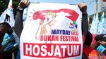 Buruh Padati Patung Kuda