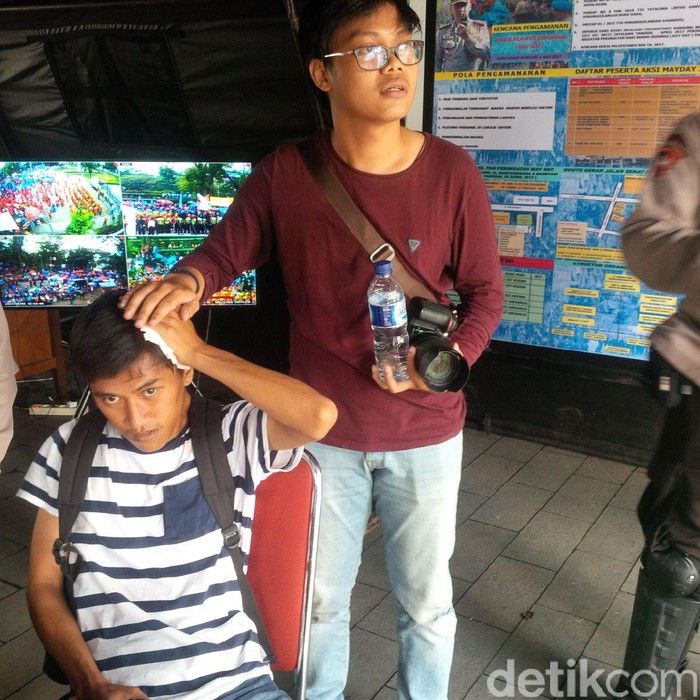 Seorang Mahasiswa Dilempar Cat Semprot Saat Memfoto May Day di Gedung Sate