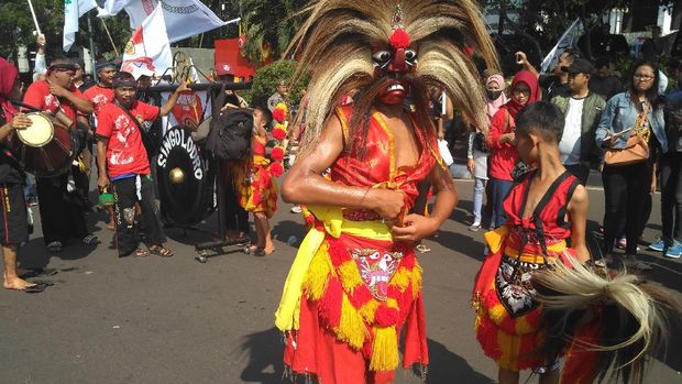 Hari Buruh dimeriahkan pertunjukan reog.