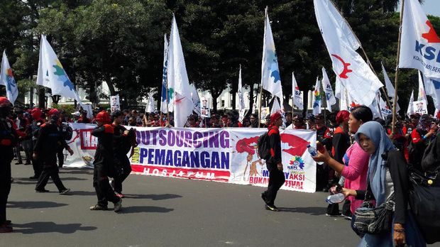 Massa Aksi May Day Mulai Padati Patung Kuda