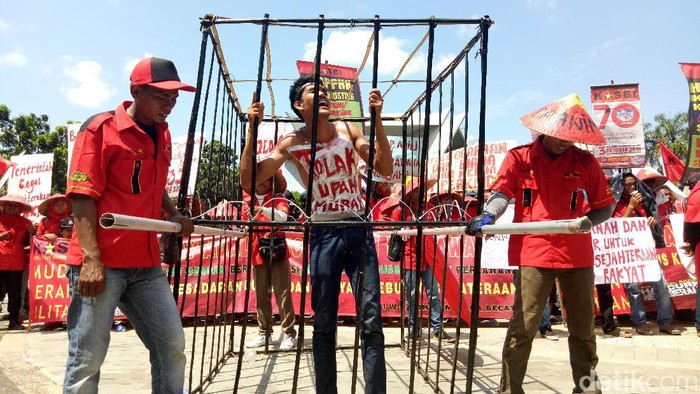 Keranda hingga Tumpeng Warnai Aksi May Day di Sumsel