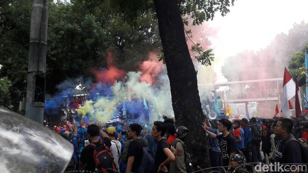 Massa di Medan Merdeka Barat Nyalakan Bom Asap dan Kembang Api