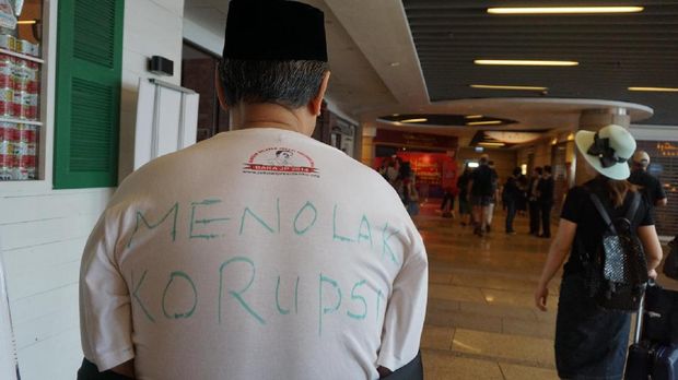 Dia mengidolakan Presiden Jokowi karena anti korupsi dan anti narkoba.