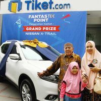 Ibu Endang dari Cilincing memenangkan Nissan X-Trail pada FantasTIX Point tahun 2016 dari Tiket.com