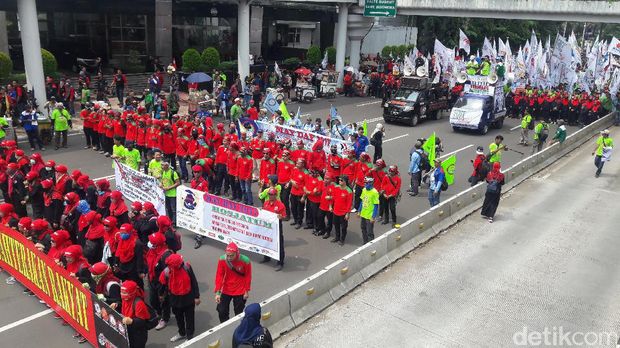 Massa buruh melakukan long march.