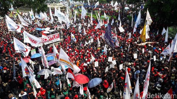 Massa buruh minta jalan menuju istana dibuka / 