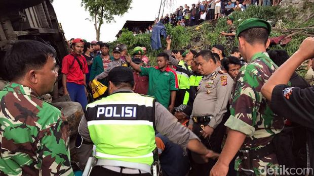 Polisi evakuasi korban kecelakaan Ciloto / 
