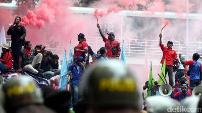Massa Buruh Nyalakan Bom Asap dan Kembang Api