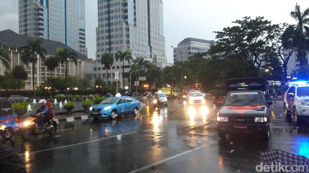 Massa Bubar, Lalin Jalan Medan Merdeka Barat dan Thamrin Dibuka
