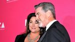 Tatapan Cinta Istri untuk Pierce Brosnan