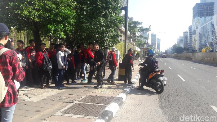 Massa Aksi May Day Mulai Berdatangan ke Bundaran HI