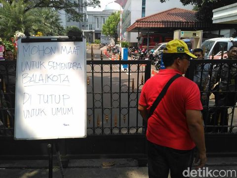 May Day, Wisata Karangan Bunga Ahok di Balai Kota Ditutup