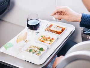 Saat Berada di Dalam Pesawat, 10 Makanan Ini Tak Boleh Disantap (1)