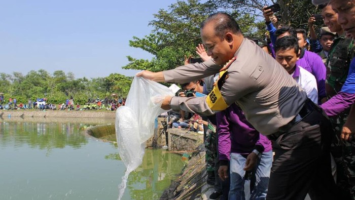 Ajak Buruh Mancing, Bupati Tangerang Sebar 10 Ton Ikan