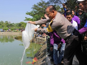 Ajak Buruh Mancing, Bupati Tangerang Sebar 10 Ton Ikan