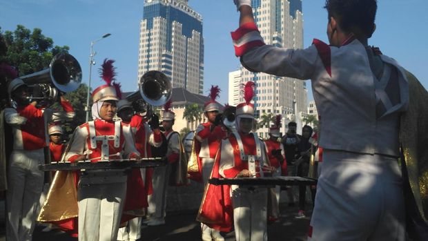 Para peserta marching band membawakan lagu-lagu nasional di Hari Buruh.