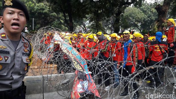 Massa Buruh Dorong dan Lempari Pagar Berduri di Medan Mereka Barat