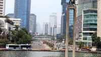 Bus TransJakarta melintas di kawasan Bundaran HI.