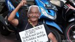 Buruh Padati Patung Kuda