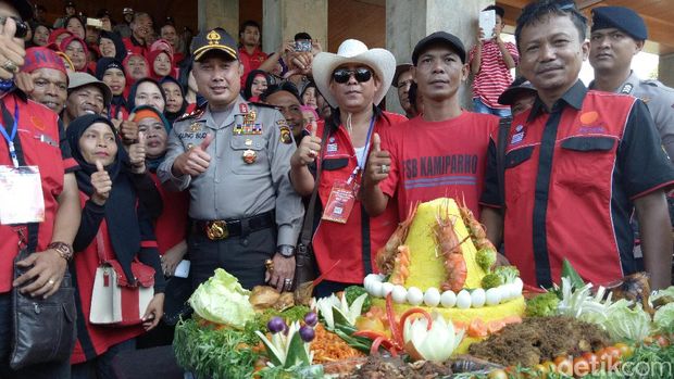 Tumpeng untuk buruh / 