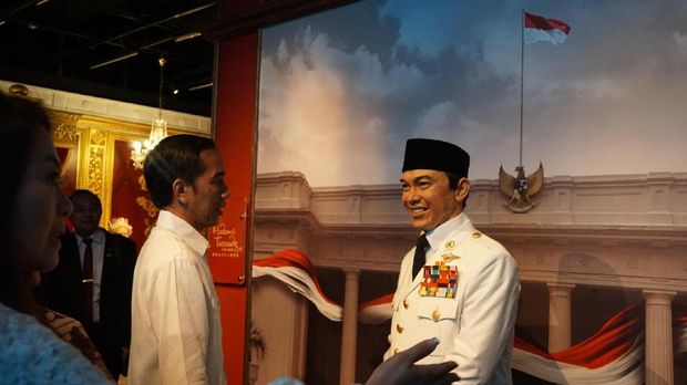 Presiden Jokowi juga menyambangi patung lilin Sukarno.