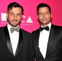 Martin dan Yosef mulai pacaran sejak 2016 silam. Sejak pacaran, Ricky tidak menutupi hubungannya. Josef seringkali dibawanya ke acara karpet merah. Keduanya pun bahkan tak segan pamer kemesraan.  Foto: John Sciulli/GettyImages