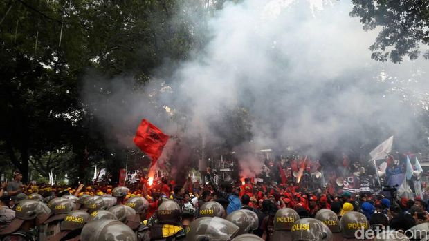 Massa di Medan Merdeka Barat Nyalakan Bom Asap dan Kembang Api