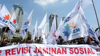 Massa buruh dari Konfederasi Serikat Pekerja Indonesia (KSPI) juga telah tiba di Patung Kuda.