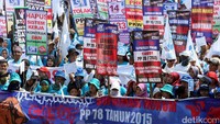 Massa buruh dari Serikat Pekerja Nasional (SPN) mulai memadati Patung Kuda, Silang Monas, Jakarta Pusat.