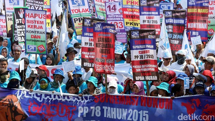 Massa aksi Hari buruh internasional atau May Day mulai memadati Patung Kuda, Silang Monas, Jakarta Pusat, Senin (1/5). Massa aksi berasal dari beberapa organisasi buruh seperti SPN dan KSPI.