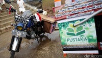 Ada lagi Sugeng Haryono (33), seorang tukang tambal ban yang menggerakan sepeda motornya sebagai perpustakaan. Dia namai sepeda motornya itu sebagai Motor Pustaka. Jokowi sempat menjajal duduk di atas motor itu tadi pagi.