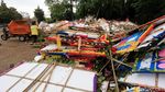 Sampah Karangan Bunga Menggunung di Monas