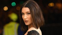 Bella Hadid terlihat cantik saat tampil di Metropolitan Museum of Art, New York City, tadi malam waktu setempat. Foto: Dimitrios Kambouris/Getty Images