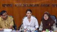 Tsania Marwa tampil cantik dengan kemeja putih dan rok abu-abu saat datang ke KPAI. Foto: Noel/detikHOT