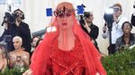 Busana Nyentrik di Met Gala 2017