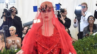 Busana Nyentrik di Met Gala 2017