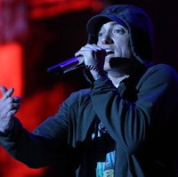 Eminem kini berusia 44 tahun. Rapper satu ini wajahnya tak ada perubahaan seperti saat dia pertama kali terjun di industri hiburan. Eminem bahkan memiliki putri cantik yang sudah beranjak dewasa. Foto: BBC