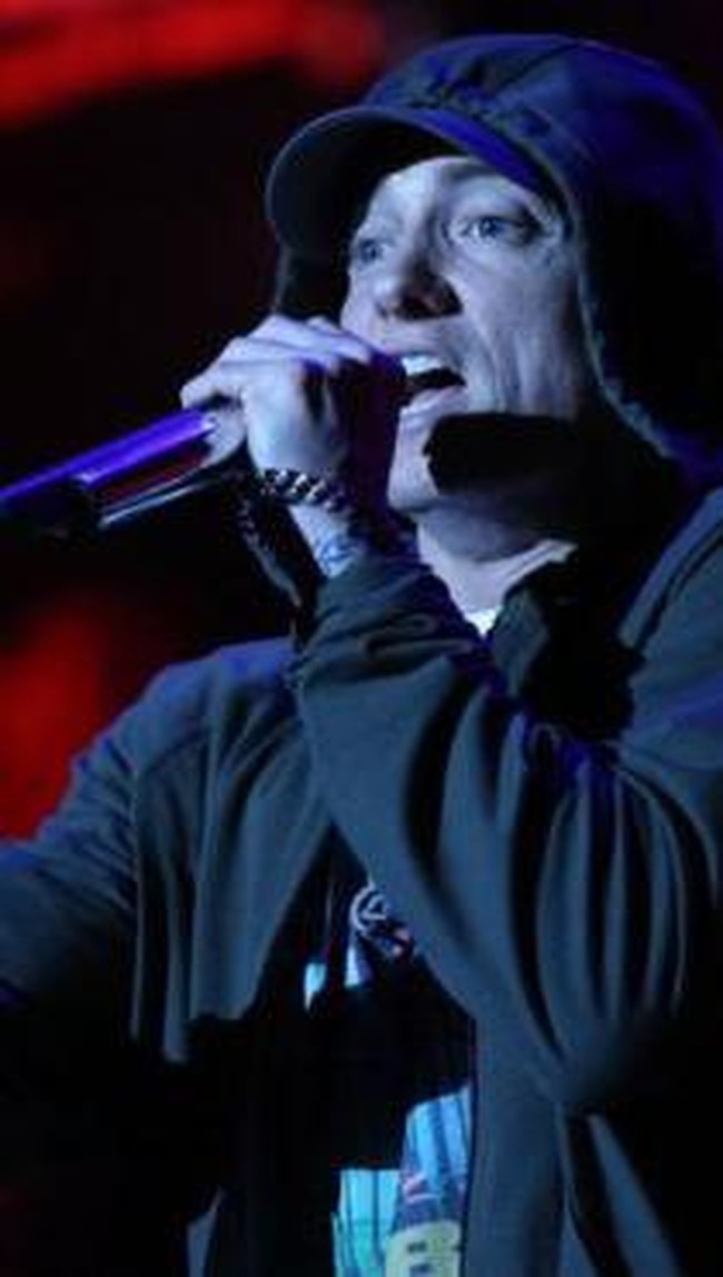 Eminem kini berusia 44 tahun. Rapper satu ini wajahnya tak ada perubahaan seperti saat dia pertama kali terjun di industri hiburan. Eminem bahkan memiliki putri cantik yang sudah beranjak dewasa. Foto: BBC