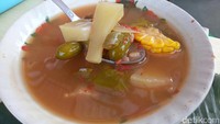 Sayur asem yang segar dengan semburat rasa asam gurih bisa jadi pilihan. Disajikan hangat-hangat, sayur asem juga enak dipadukan dengan nasi liwet.