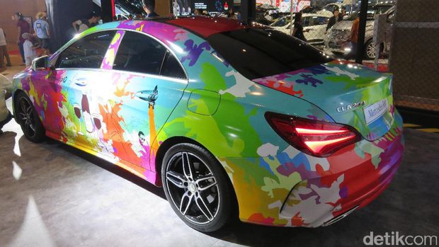 Ini Dia Seniman yang Bikin Mobil Mercy Jadi Warna warni 