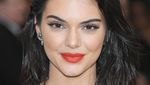 Kendall Jenner Bergaun Menerawang