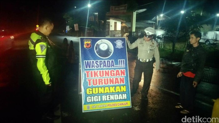Polres Cianjur Sebar Puluhan Rambu di Jalur Rawan Kecelakaan