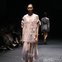 Koleksi terbaru Sapto Djojokartiko di Plaza Indonesia Fashion Week 2017. Plaza Indonesia Lt.8, Thamrin. Jakarta. [Foto: Mohammad Abduh/Wolipop]