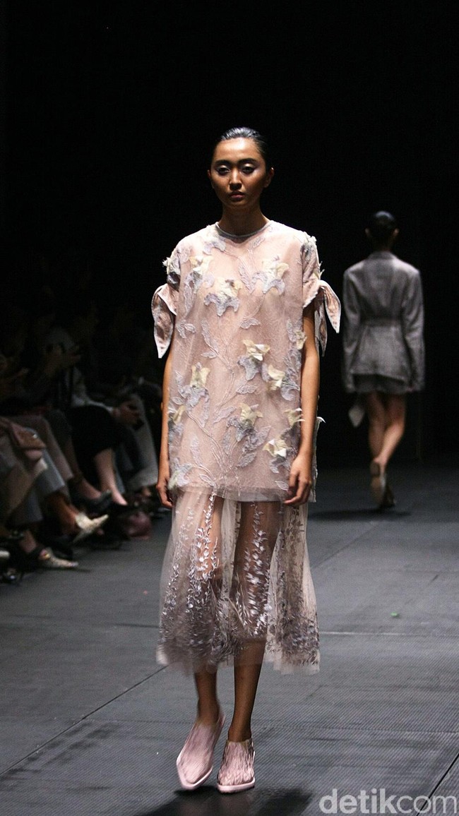 Koleksi terbaru Sapto Djojokartiko di Plaza Indonesia Fashion Week 2017. Plaza Indonesia Lt.8, Thamrin. Jakarta. [Foto: Mohammad Abduh/Wolipop]