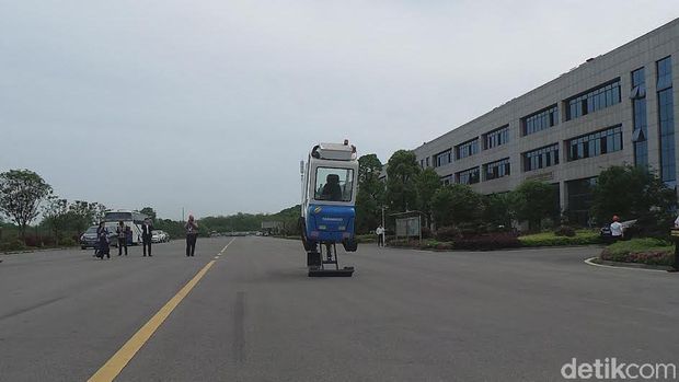 China Bikin Buldoser Akrobat dan Eskavator Pakai Remote Control